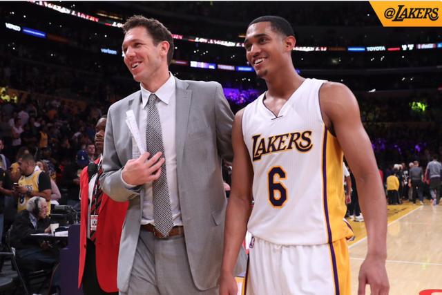 皇马因战绩不佳和阵容问题，计划引进新帅，克洛普和齐达内均被考虑，伊拉奥拉或成接班人。（战绩不佳叠加阵容问题，皇马启动换帅：克洛普、齐达内入选，伊拉奥拉有望接任）