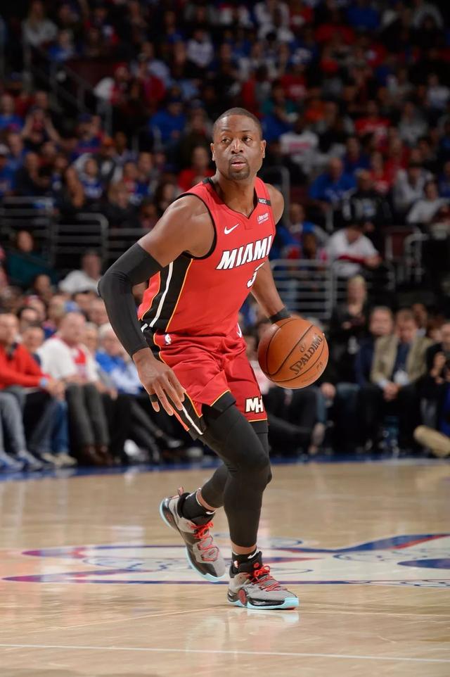 致敬球队传奇，多特官方商城为球迷免费印11号罗伊斯（多特官方商城免费为球迷印制罗伊斯11号，向球队传奇致敬）